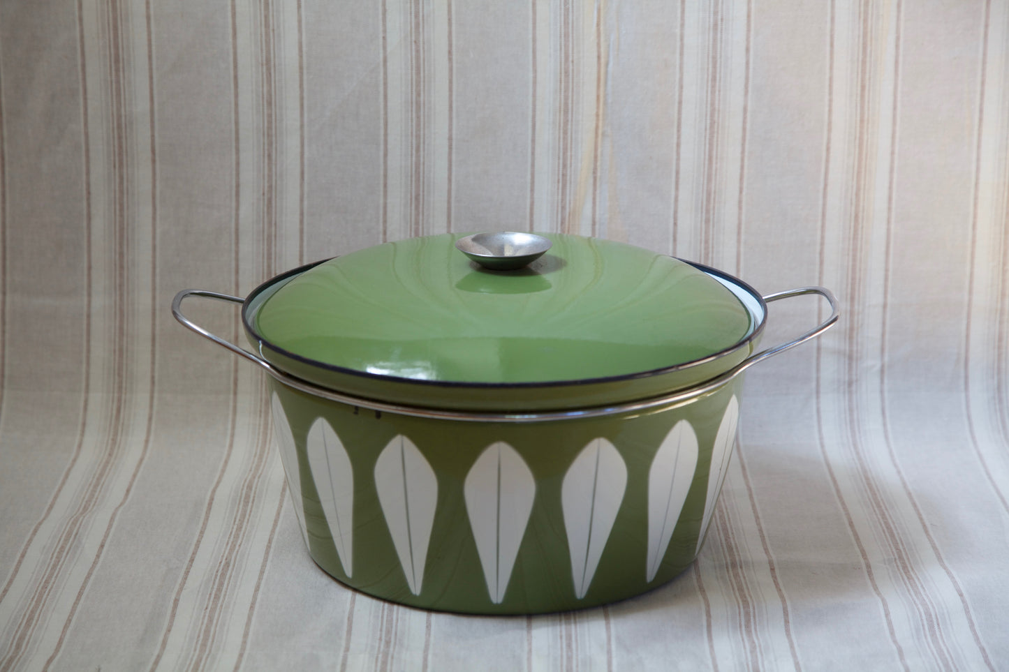 1960's Catherineholm- Enamel Dutch Oven 8qt- Avocado and White- Lotus Print