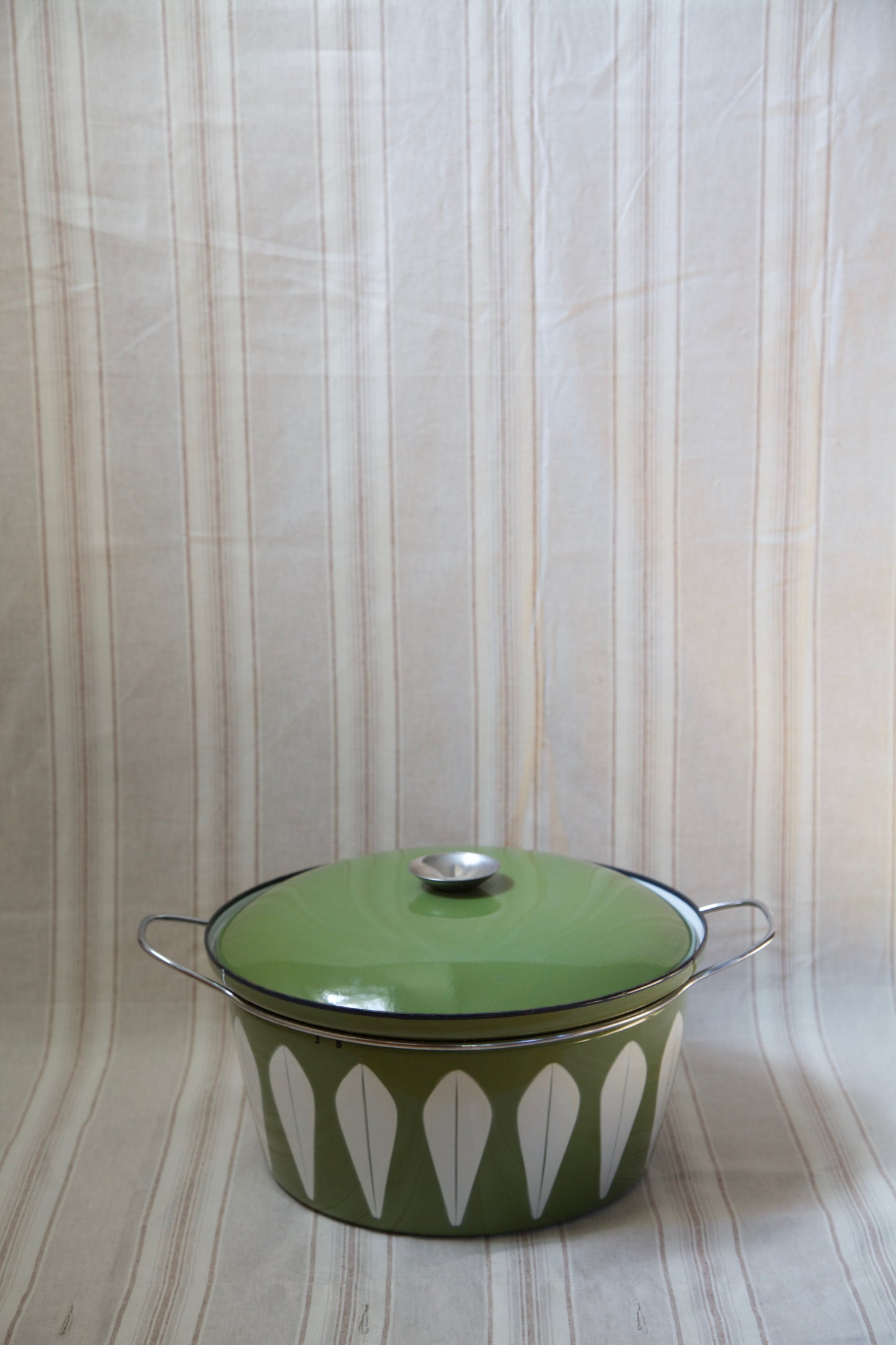 1960's Catherineholm- Enamel Dutch Oven 8qt- Avocado and White- Lotus Print