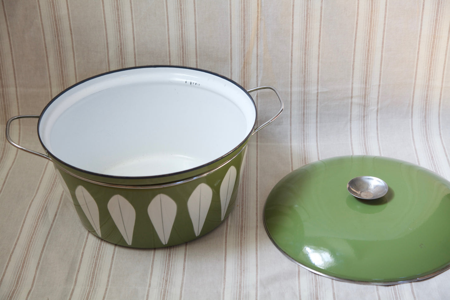 1960's Catherineholm- Enamel Dutch Oven 8qt- Avocado and White- Lotus Print