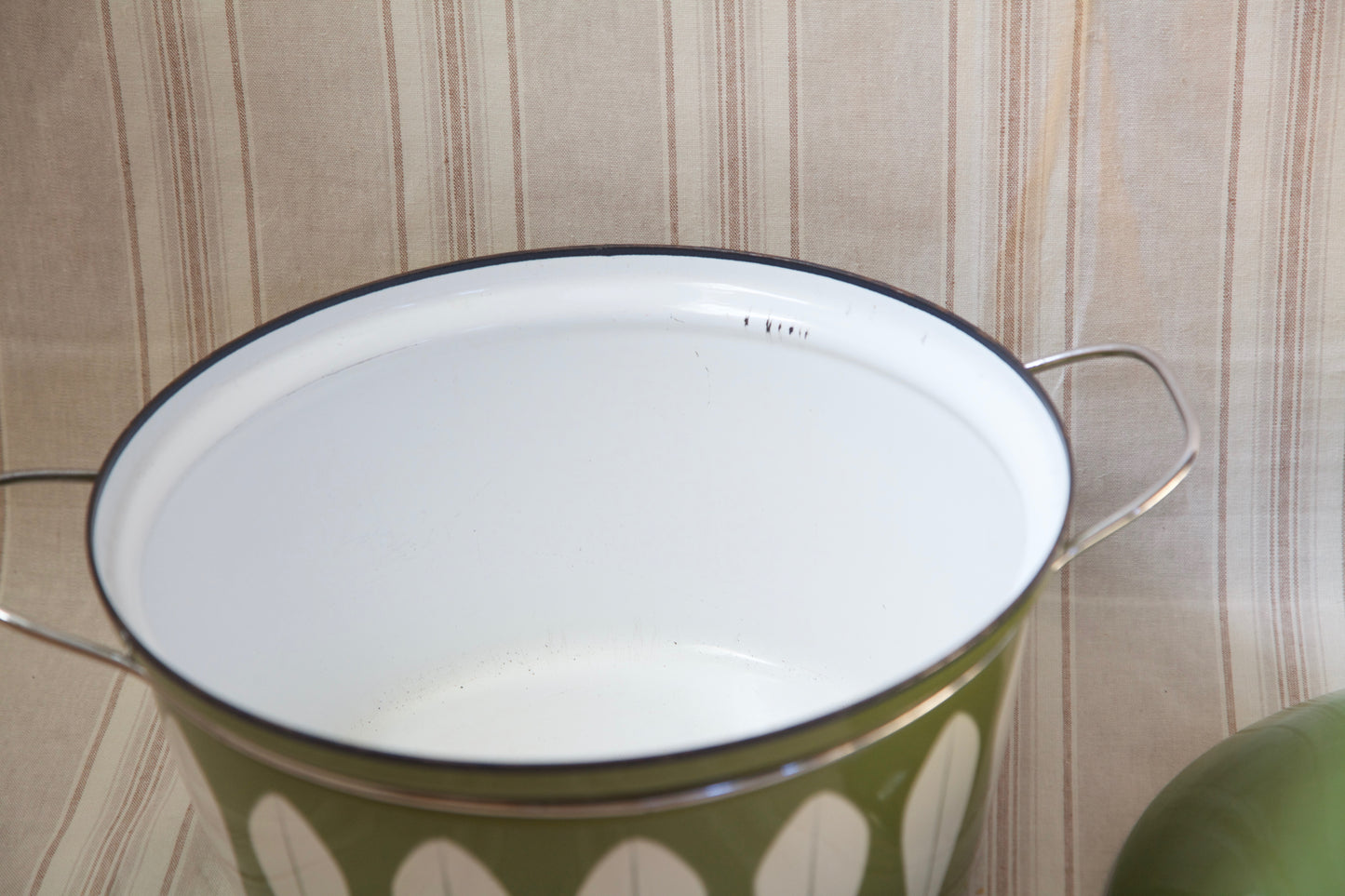 1960's Catherineholm- Enamel Dutch Oven 8qt- Avocado and White- Lotus Print