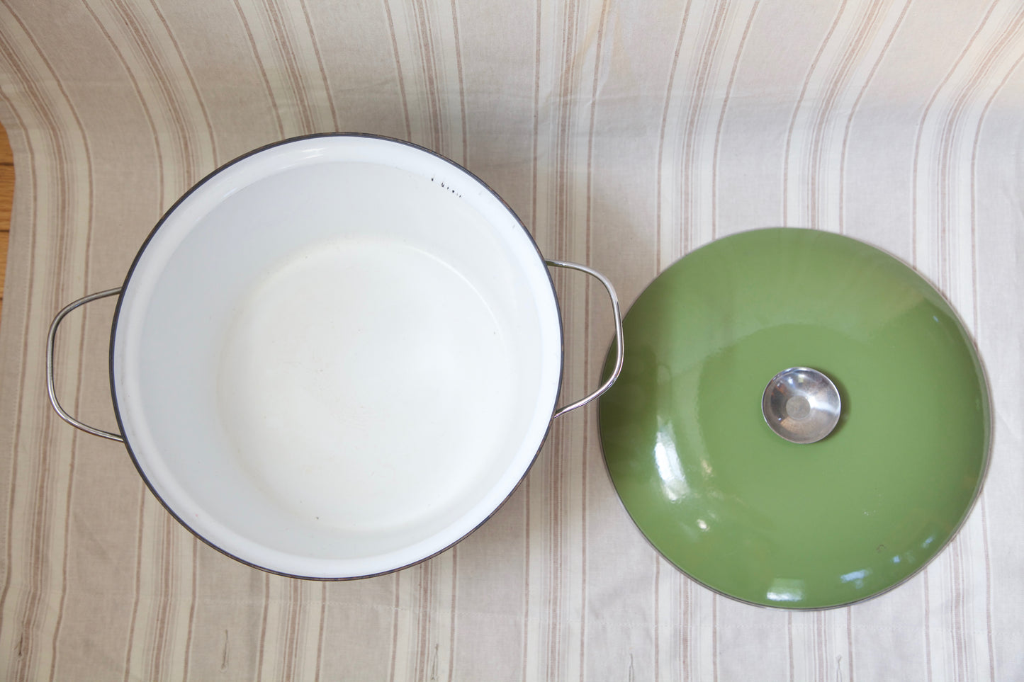 1960's Catherineholm- Enamel Dutch Oven 8qt- Avocado and White- Lotus Print