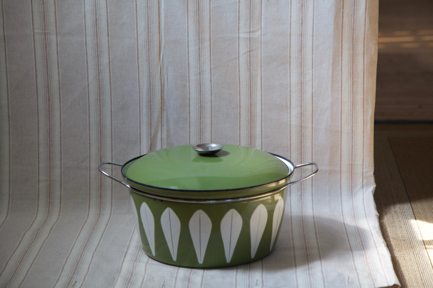 1960's Catherineholm- Enamel Dutch Oven 8qt- Avocado and White- Lotus Print