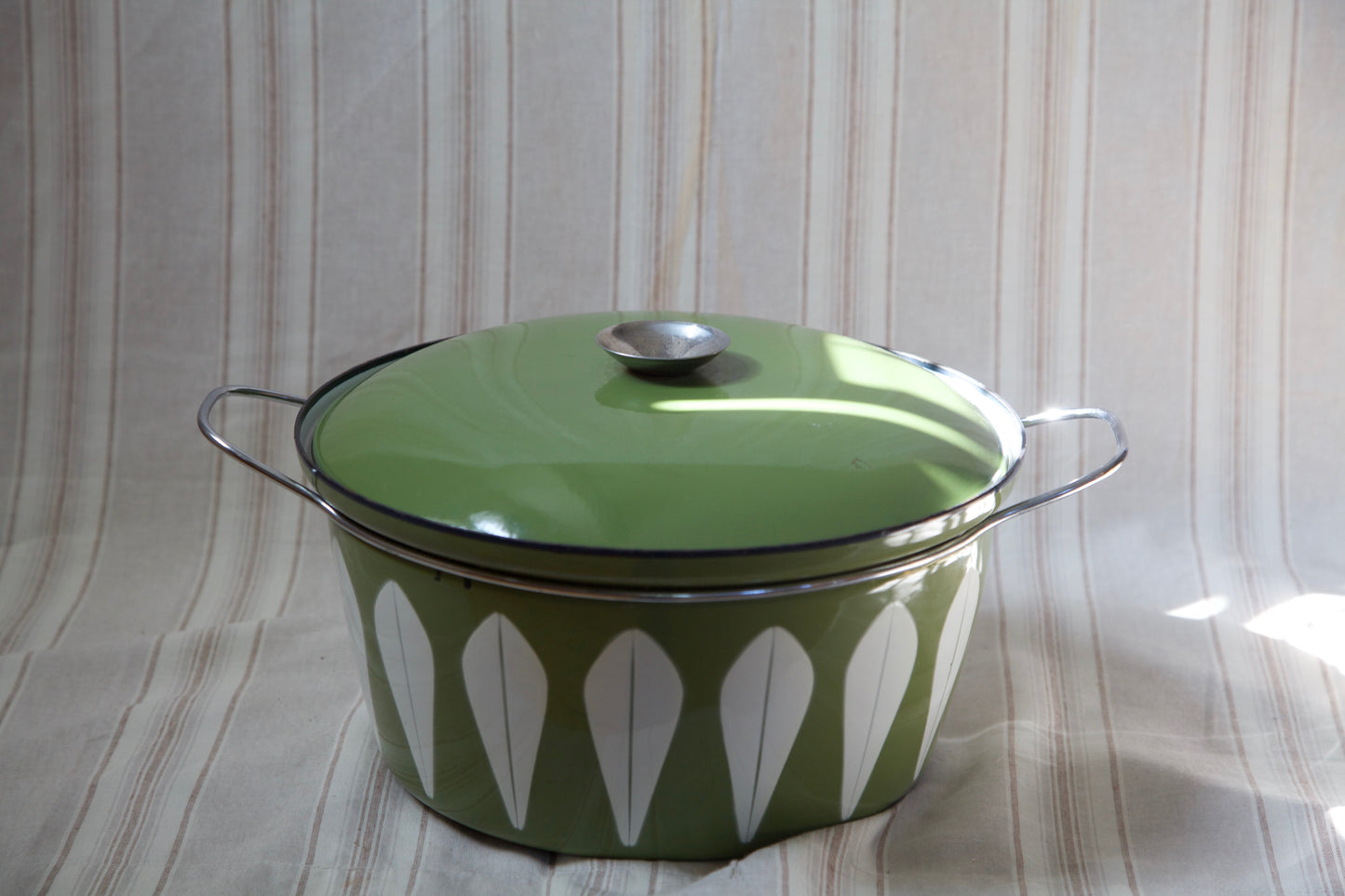 1960's Catherineholm- Enamel Dutch Oven 8qt- Avocado and White- Lotus Print