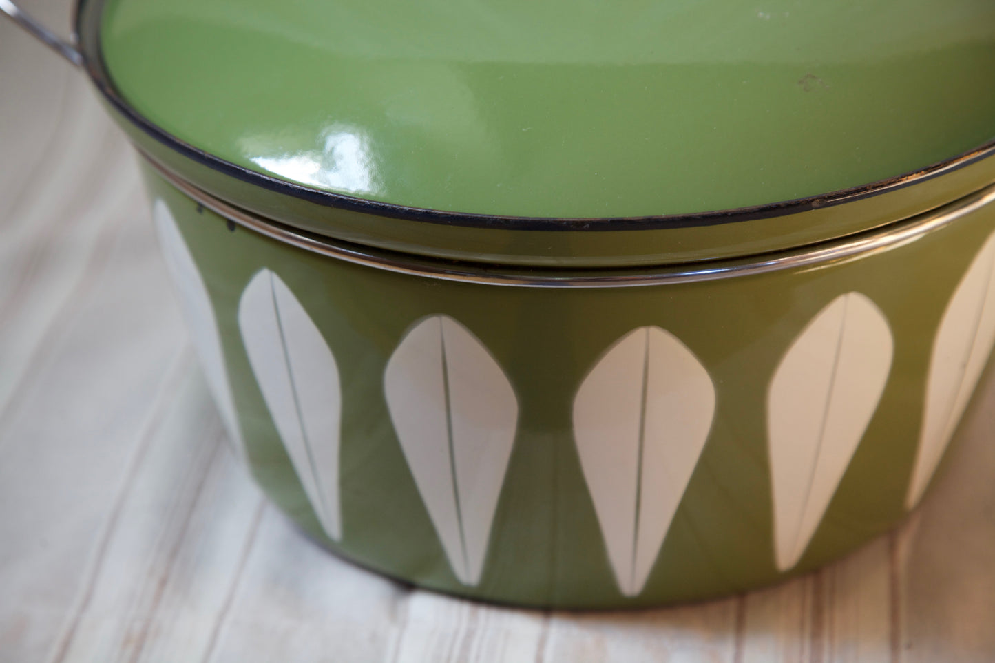 1960's Catherineholm- Enamel Dutch Oven 8qt- Avocado and White- Lotus Print