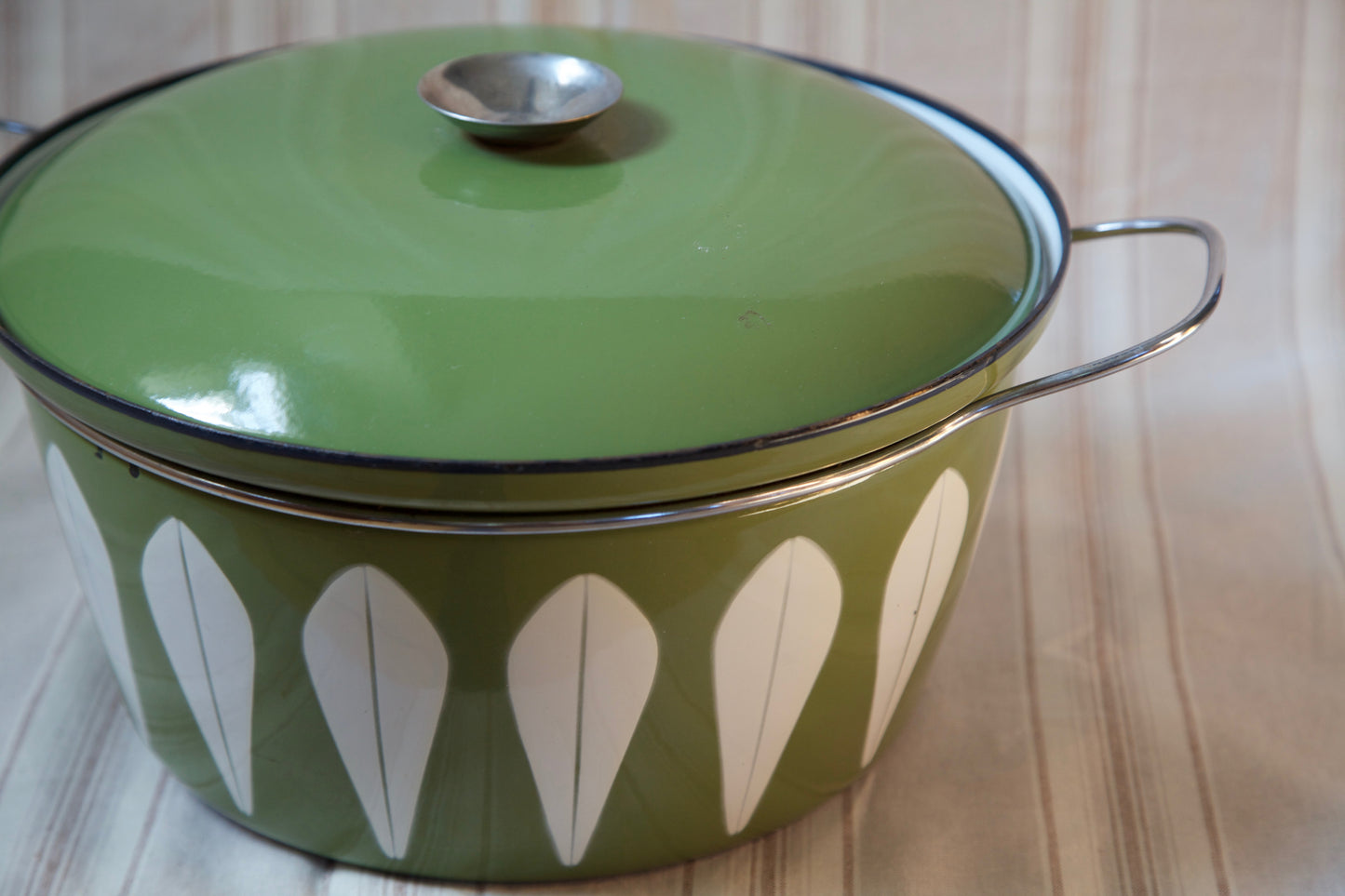 1960's Catherineholm- Enamel Dutch Oven 8qt- Avocado and White- Lotus Print