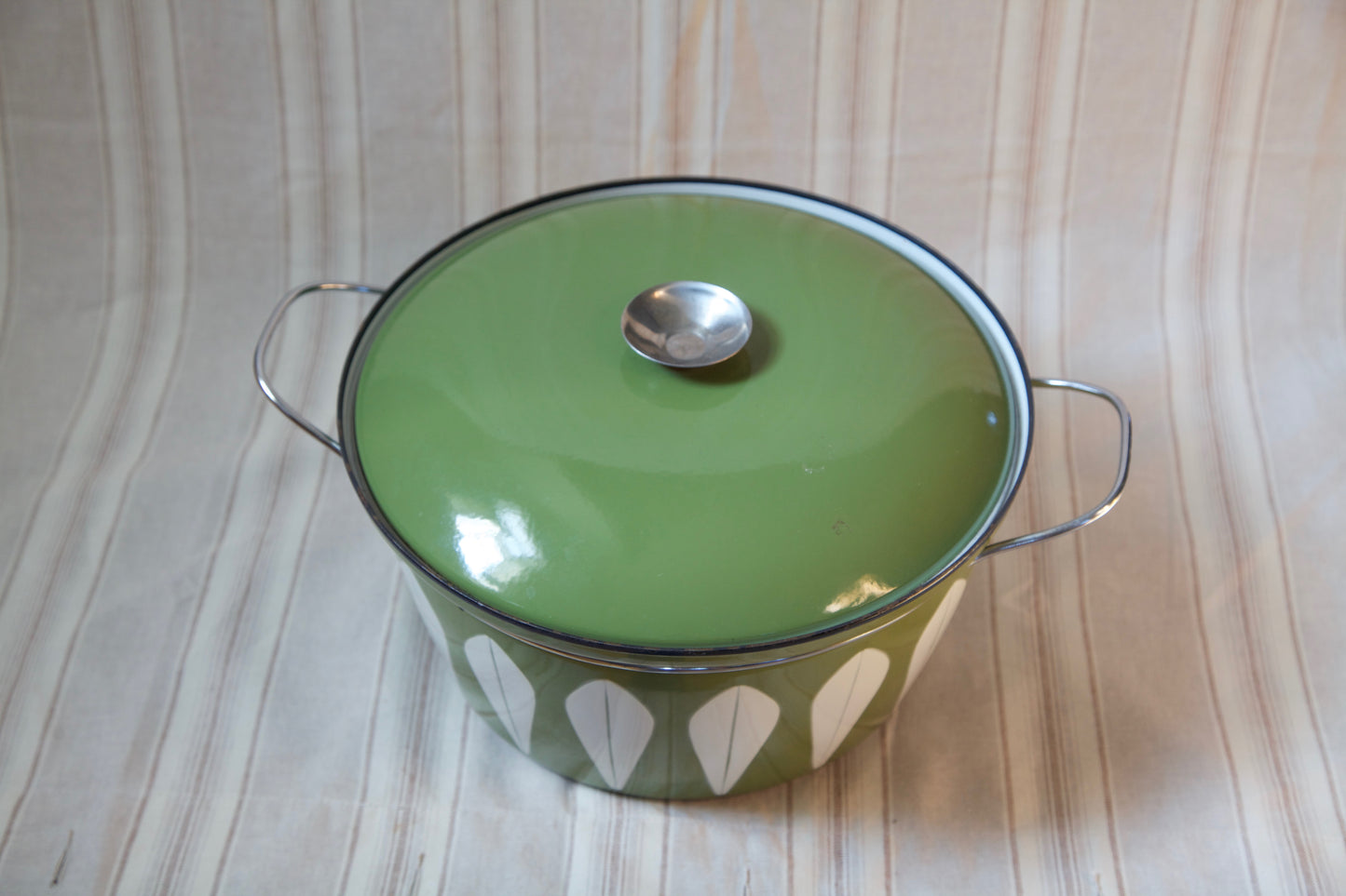 1960's Catherineholm- Enamel Dutch Oven 8qt- Avocado and White- Lotus Print