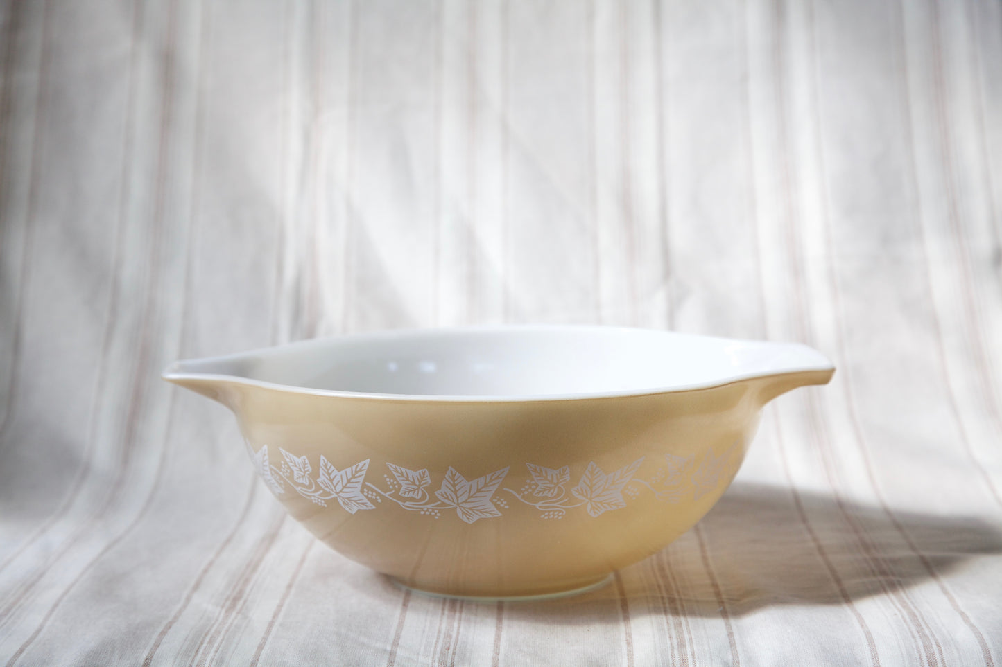 1960's Pyrex- Sandalwood Pattern- 4qt Cinderella Mixing Bowl
