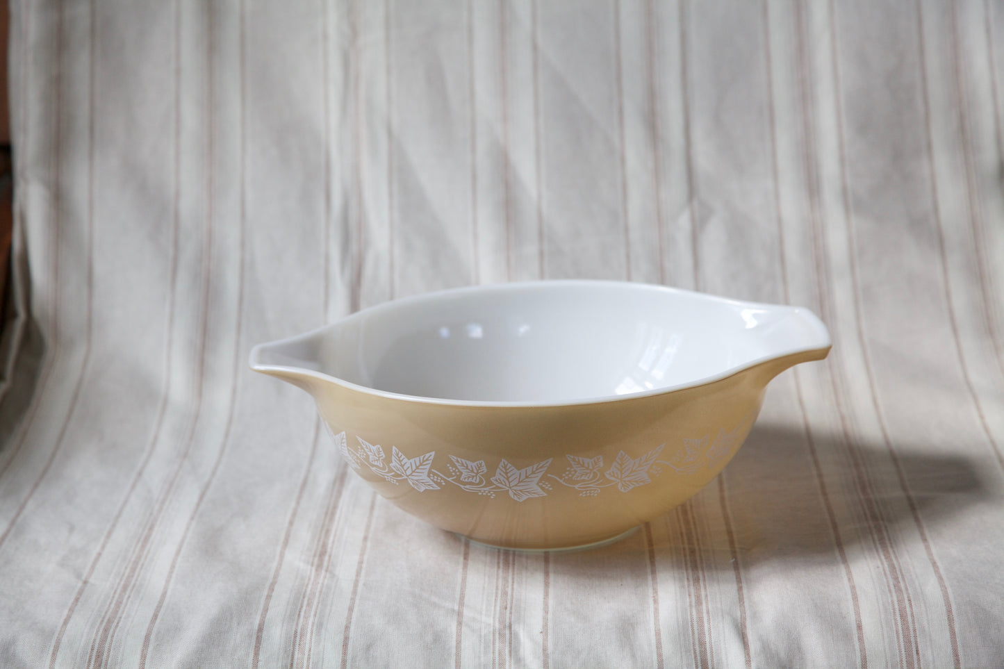1960's Pyrex- Sandalwood Pattern- 4qt Cinderella Mixing Bowl