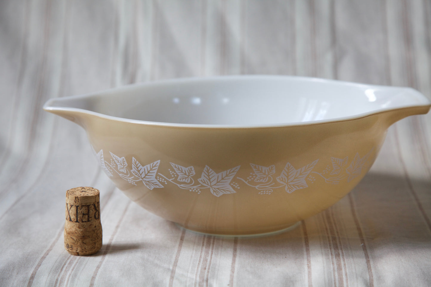 1960's Pyrex- Sandalwood Pattern- 4qt Cinderella Mixing Bowl