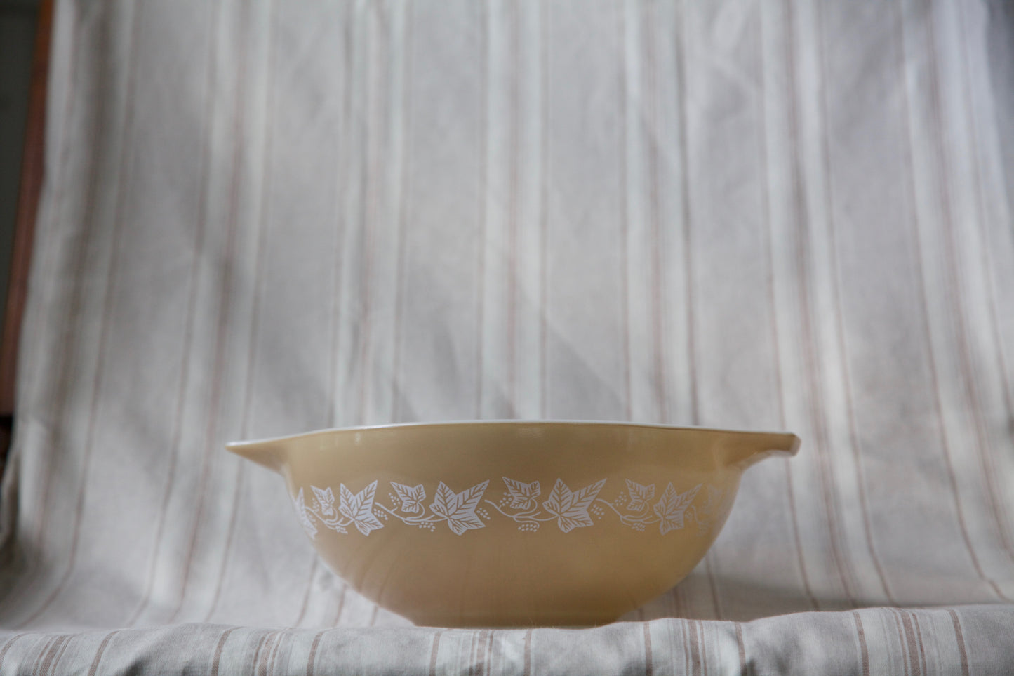 1960's Pyrex- Sandalwood Pattern- 4qt Cinderella Mixing Bowl