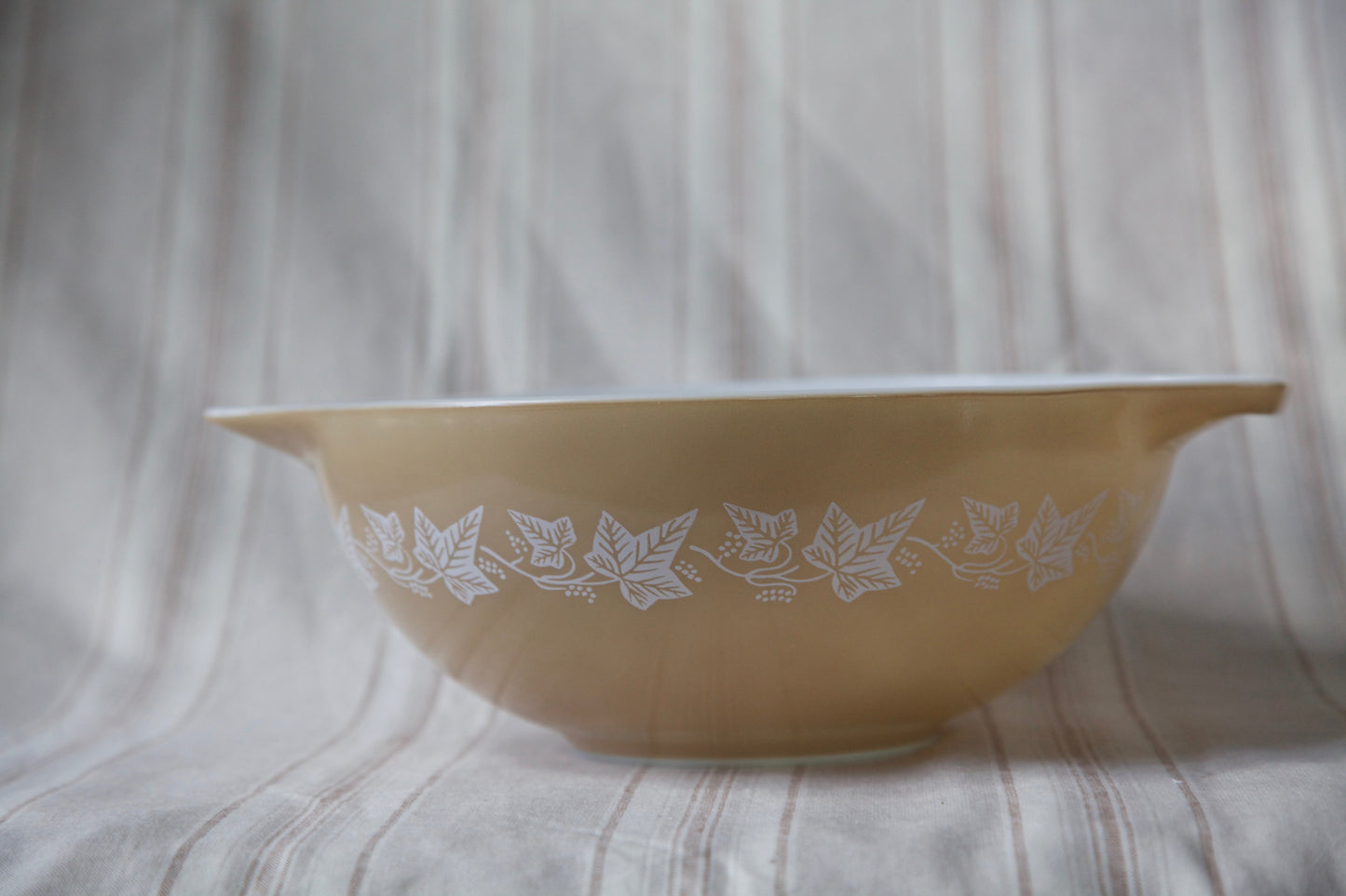 1960's Pyrex- Sandalwood Pattern- 4qt Cinderella Mixing Bowl