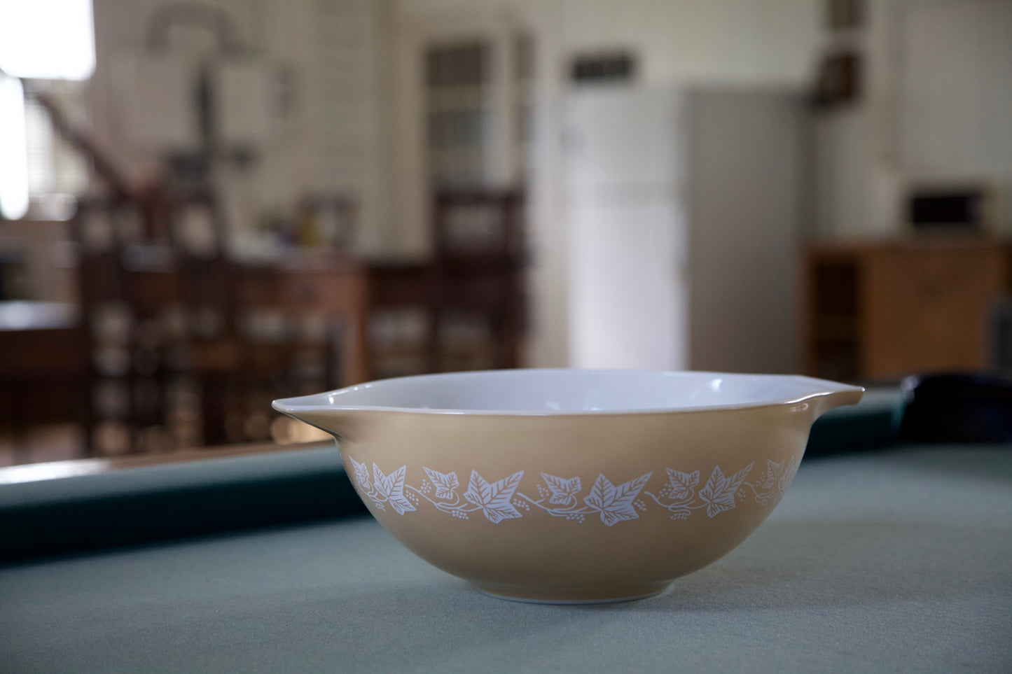1960's Pyrex- Sandalwood Pattern- 4qt Cinderella Mixing Bowl