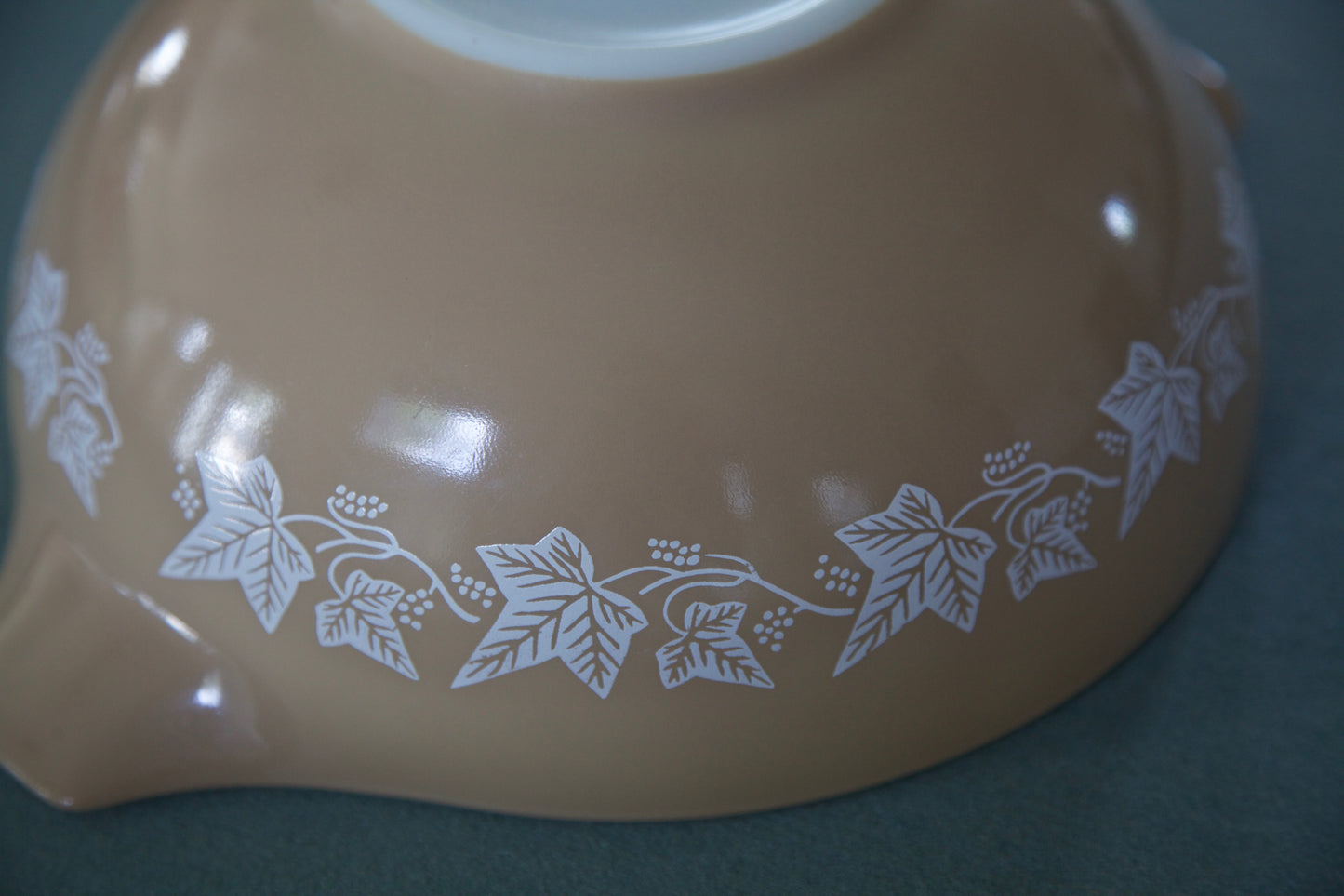 1960's Pyrex- Sandalwood Pattern- 4qt Cinderella Mixing Bowl