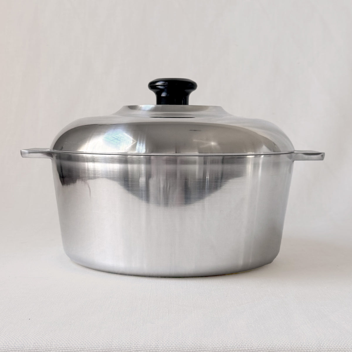 New 'Magnaware' 5 qt. Round Dutch Oven