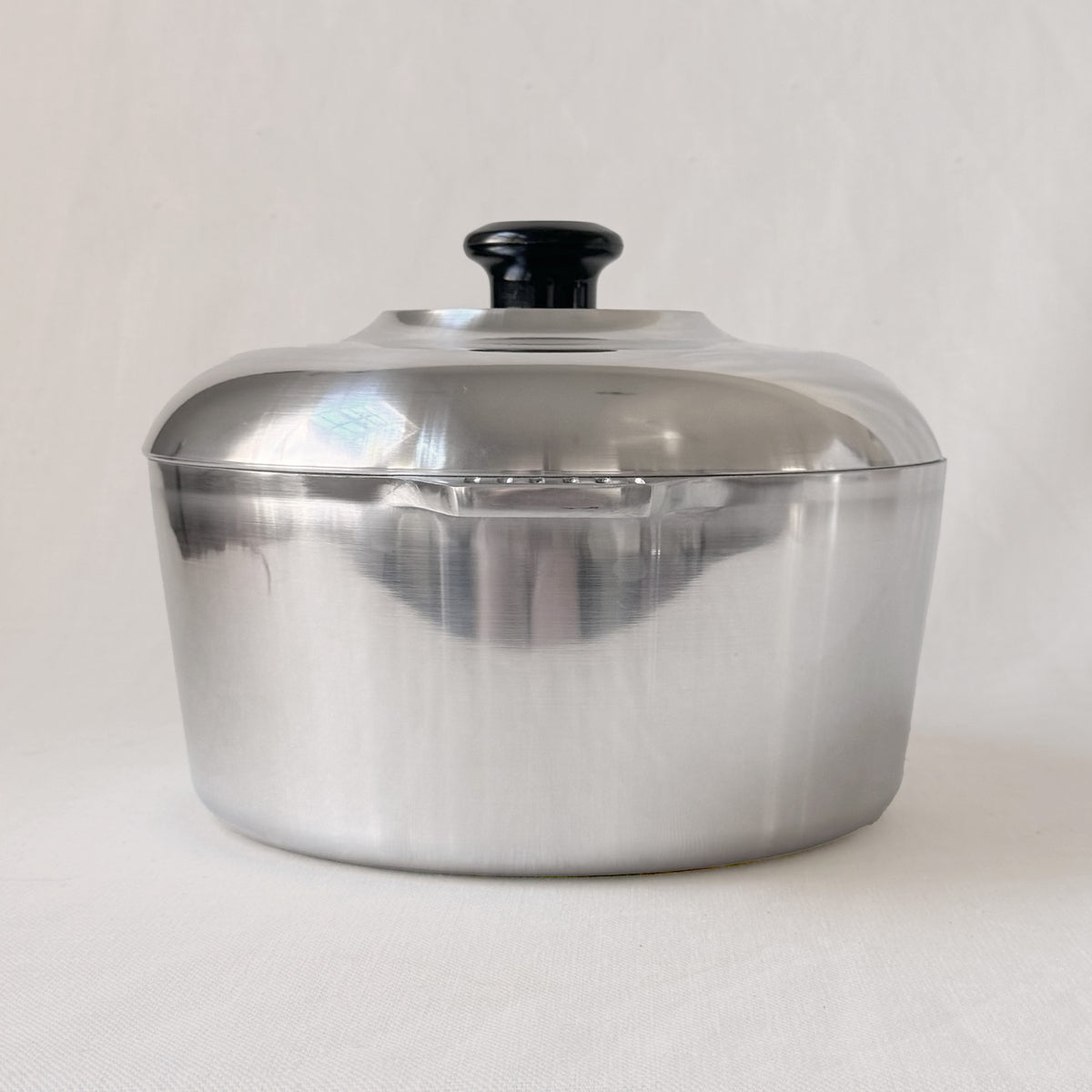 New 'Magnaware' 5 qt. Round Dutch Oven