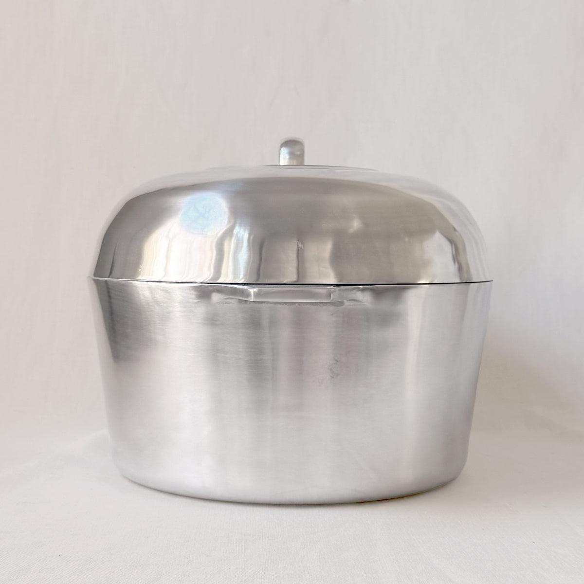 New 'Magnaware' 12.6 qt. Oval Dutch Oven